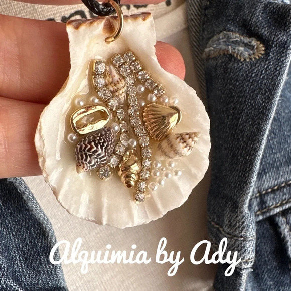 Natural seashell embellished medallion black cord short necklace - Picture 2 of 6